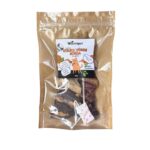 Szárított strucc húsos borda kutyáknak, 100% természetes rágóka fehér háttér előtt.