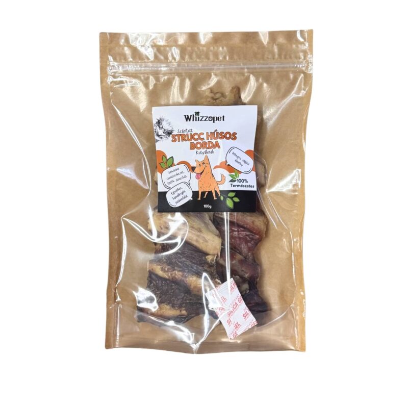 Szárított strucc húsos borda kutyáknak, 100% természetes rágóka fehér háttér előtt.